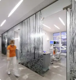 Стеклянные двери 
и перегородки